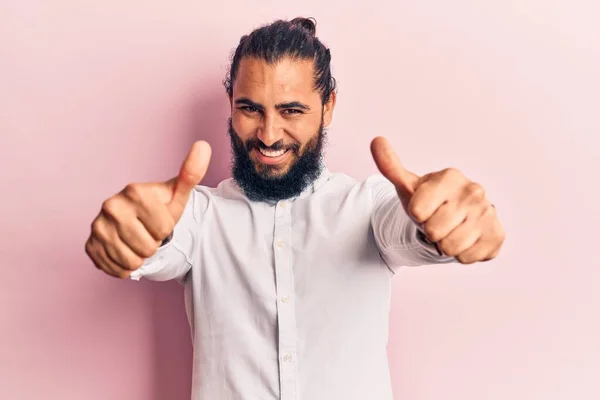 Genç Arap Adam Gündelik Giysiler Giyip Olumlu Jestler Yapıyor Elleriyle — Stok fotoğraf