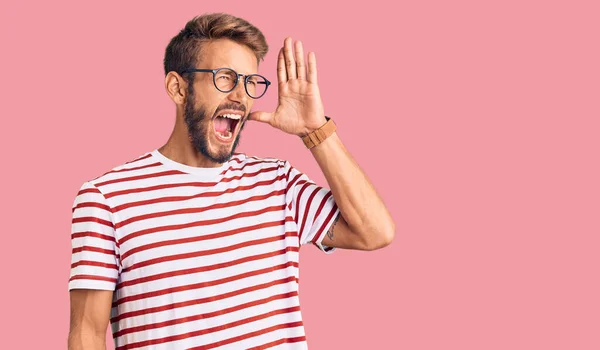 Handsome Blond Man Beard Wearing Casual Clothes Glasses Shouting Screaming — Stock Photo, Image