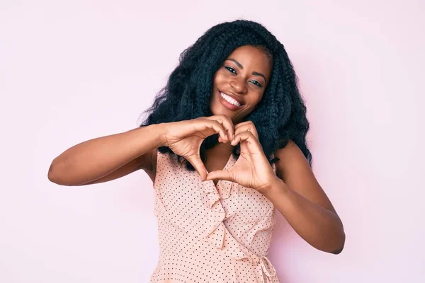 Mooie Afrikaanse Vrouw Draagt Casual Zomerkleren Lachend Liefde Doen Hart — Stockfoto