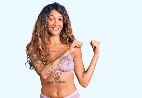 Mujer Hispana Joven Con Tatuaje Usando Lencería Apuntando Hacia Atrás —  Fotos de Stock