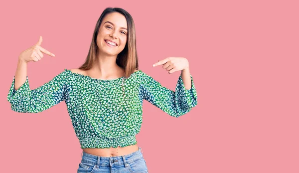 Giovane Bella Ragazza Indossa Maglietta Casual Guardando Fiducioso Con Sorriso — Foto Stock