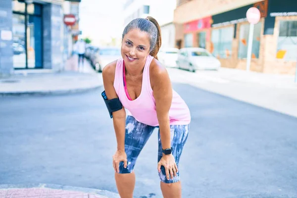 Middle Age Sportswoman Smiling Happy Training City — Stock Photo, Image