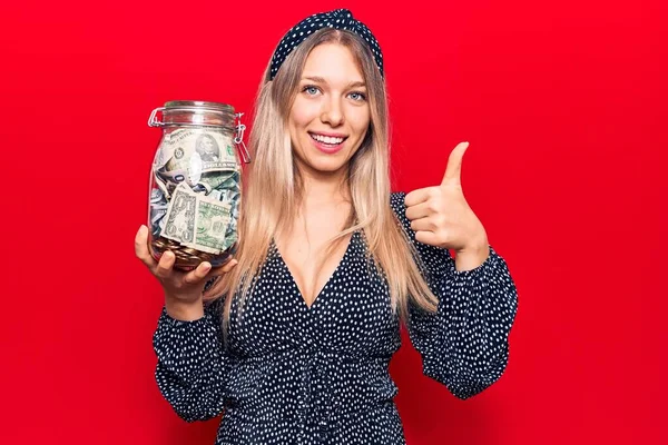 Fiatal Gyönyörű Szőke Lány Gazdaság Jar Megtakarítás Mosolygós Boldog Pozitív — Stock Fotó