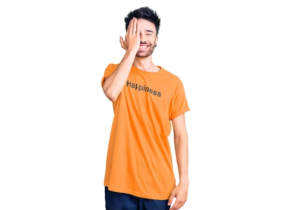 Ung Latinamerikansk Man Bär Shirt Med Lycka Ord Budskap Täcker — Stockfoto