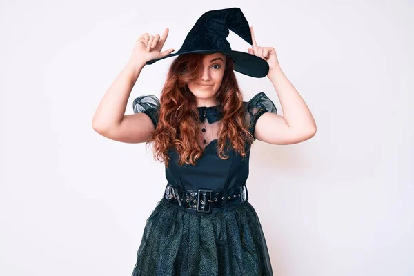 Jovem Bela Mulher Vestindo Bruxa Halloween Traje Fazendo Gesto Engraçado — Fotografia de Stock