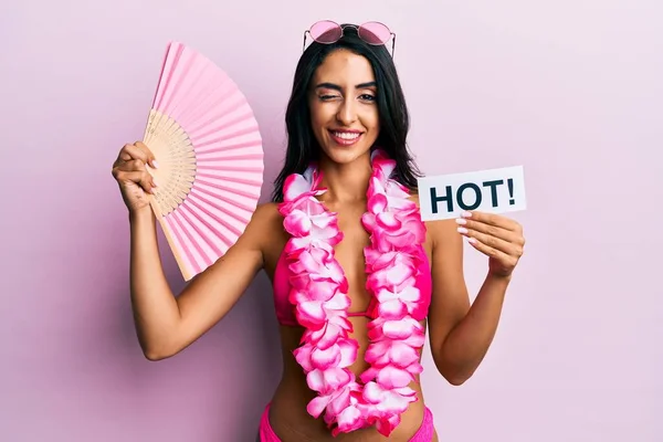 Beautiful Hispanic Woman Wearing Bikini Handfan Holding Hot Word Winking — Stock Photo, Image
