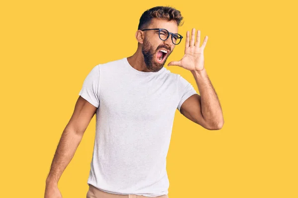 Jovem Hispânico Vestindo Roupas Casuais Óculos Gritando Gritando Alto Para — Fotografia de Stock