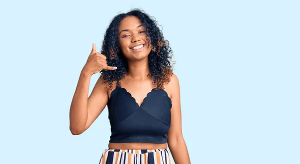 Mujer Afroamericana Joven Vistiendo Ropa Casual Sonriendo Haciendo Gesto Telefónico — Foto de Stock