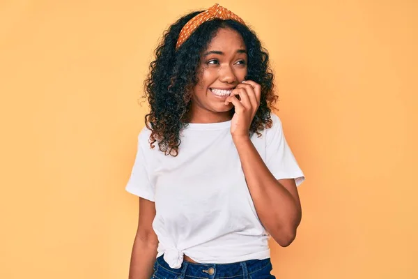 Jovem Afro Americana Vestindo Roupas Casuais Que Parecem Estressadas Nervosas — Fotografia de Stock