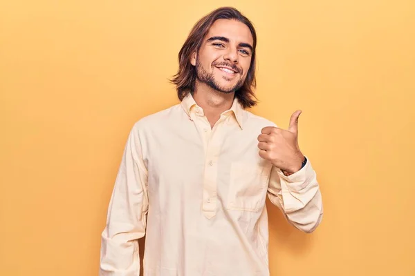 Joven Hombre Guapo Usando Ropa Negocios Haciendo Gesto Feliz Con —  Fotos de Stock