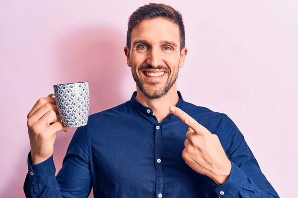 Jovem Empresário Bonito Beber Caneca Café Sobre Fundo Rosa Isolado — Fotografia de Stock