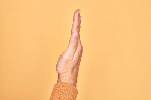 Hand Van Kaukasische Jongeman Met Vingers Geïsoleerde Gele Achtergrond Die — Stockfoto