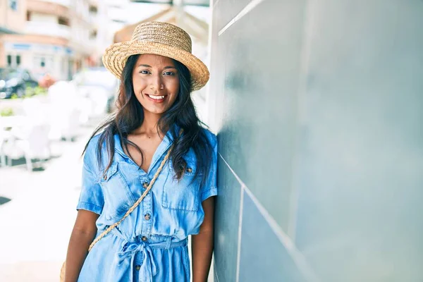 Junge Schöne Indische Frau Mit Sommerhut Die Wand Gelehnt Und — Stockfoto