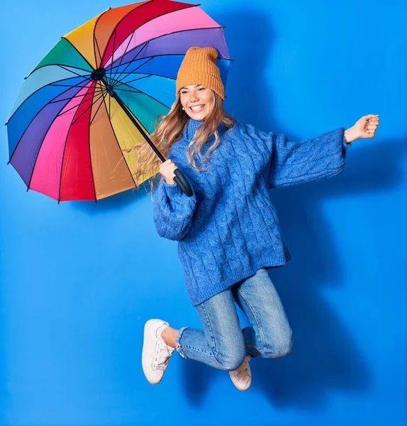 Jovem Mulher Bonita Vestindo Roupas Inverno Sorrindo Feliz Saltando Com — Fotografia de Stock