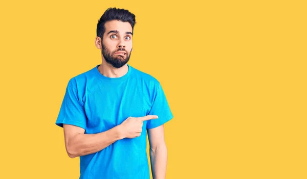 Homem Bonito Jovem Com Barba Vestindo Shirt Casual Apontando Para — Fotografia de Stock