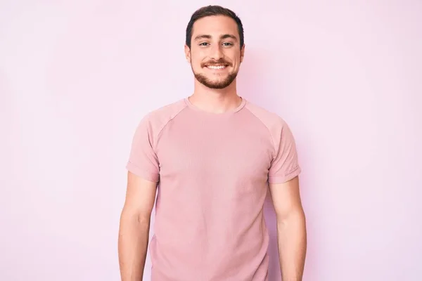 Joven Hombre Guapo Vistiendo Camiseta Casual Con Aspecto Positivo Feliz — Foto de Stock