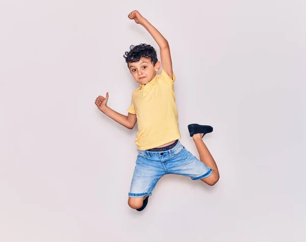 Adorable Niño Con Ropa Casual Saltando Sobre Fondo Blanco Aislado — Foto de Stock