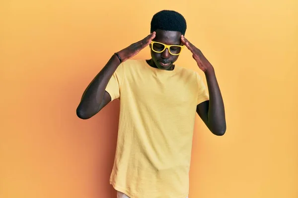 Hombre Afroamericano Joven Que Usa Ropa Casual Gafas Con Mano — Foto de Stock