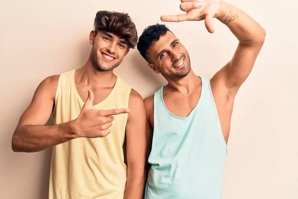 Jovem Gay Casal Vestindo Casual Roupas Sorrindo Fazendo Quadro Com — Fotografia de Stock