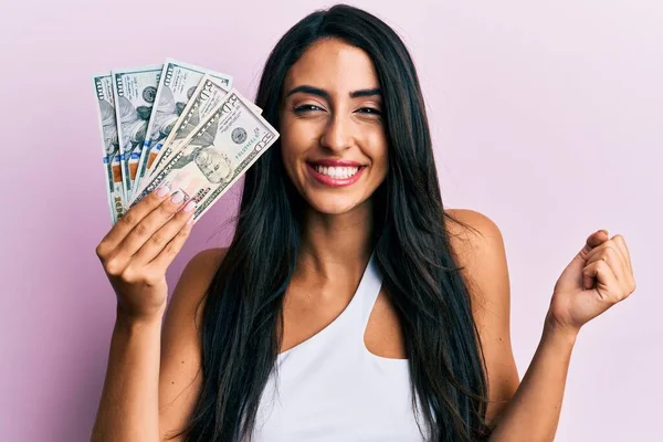 Mulher Hispânica Bonita Segurando Dólares Gritando Orgulhoso Celebrando Vitória Sucesso — Fotografia de Stock