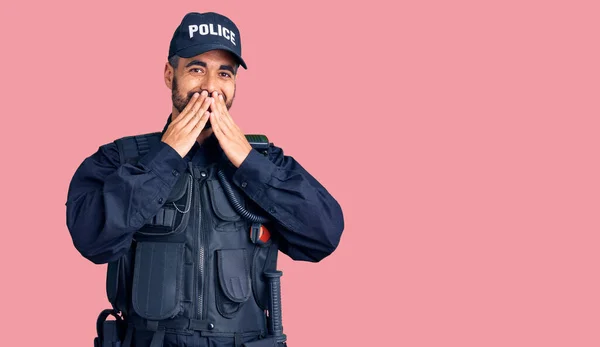 Joven Hispano Vistiendo Uniforme Policía Riendo Riéndose Avergonzado Cubriendo Boca — Foto de Stock