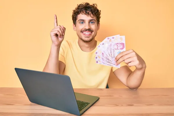 Joven Caucásico Con Pelo Rizado Sentado Mesa Trabajando Con Laptop — Foto de Stock