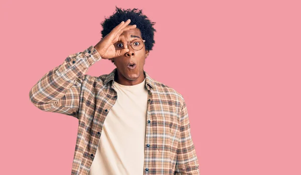 Handsome African American Man Afro Hair Wearing Casual Clothes Glasses — Stock Photo, Image