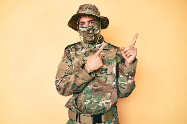 Mladý Pohledný Muž Maskáčové Armádní Uniformě Balaklavě Usmívá Dívá Kameru — Stock fotografie