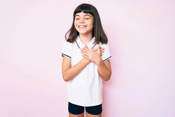 Niña Joven Con Flequillo Usando Ropa Deportiva Sonriendo Con Las —  Fotos de Stock