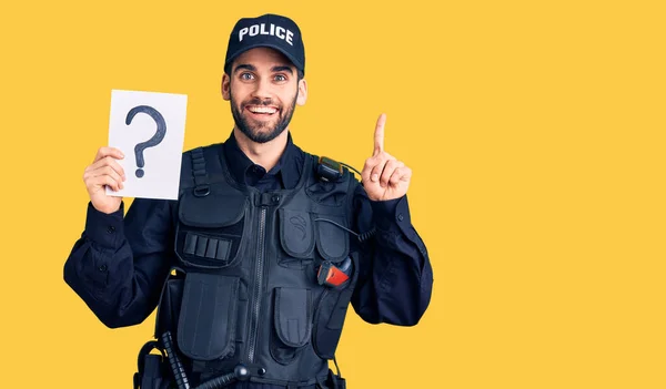 Mladý Pohledný Muž Vousy Policejní Uniformě Drží Otazník Překvapený Nápadem — Stock fotografie