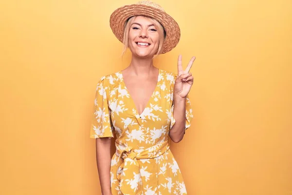 Vacker Blond Kvinna Semester Bär Sommar Hatt Och Klänning Över — Stockfoto