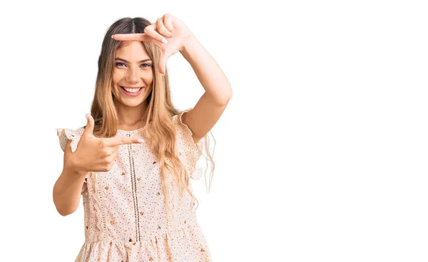 Schöne Kaukasische Frau Mit Blonden Haaren Die Elegante Sommerkleidung Trägt — Stockfoto