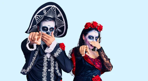 Junges Paar Mexikanischen Totenkostüm Über Dem Hintergrund Lachend Zeigefinger Die — Stockfoto