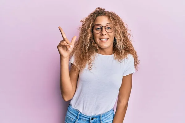 Mooi Kaukasisch Tiener Meisje Dragen Witte Shirt Roze Achtergrond Tonen — Stockfoto