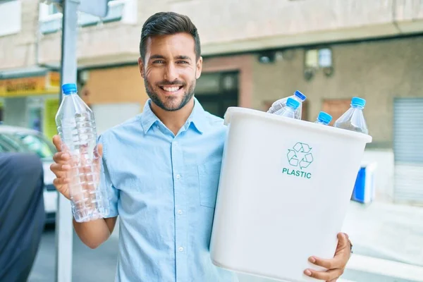 Jovem Hispânico Sorrindo Feliz Reciclagem Segurando Caixote Cheio Garrafa Plástico — Fotografia de Stock