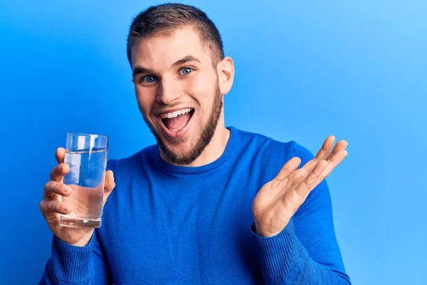 Giovane Bell Uomo Che Beve Bicchiere Acqua Celebrando Successo Con — Foto Stock