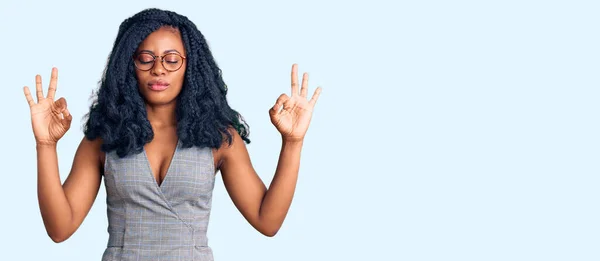 Vacker Afrikansk Amerikansk Kvinna Bär Affärsklänning Och Glasögon Koppla Och — Stockfoto