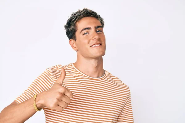 Joven Hombre Guapo Usando Ropa Casual Haciendo Gesto Feliz Con — Foto de Stock