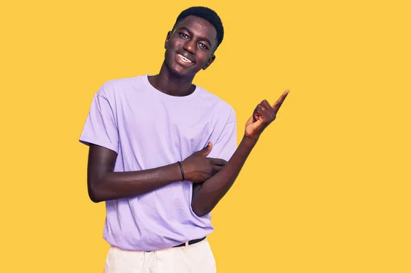 Молодой Африканский Американец Повседневной Одежде Широкой Улыбкой Лице Указывая Рукой — стоковое фото