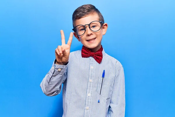 Lindo Niño Rubio Con Corbata Lazo Nerd Gafas Mostrando Apuntando — Foto de Stock