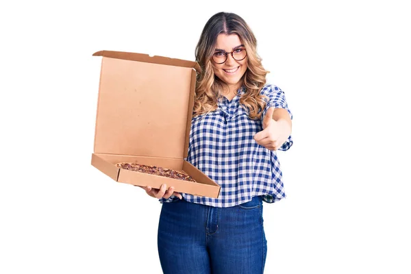 Mulher Branca Jovem Segurando Caixa Pizza Parto Sorrindo Feliz Positivo — Fotografia de Stock