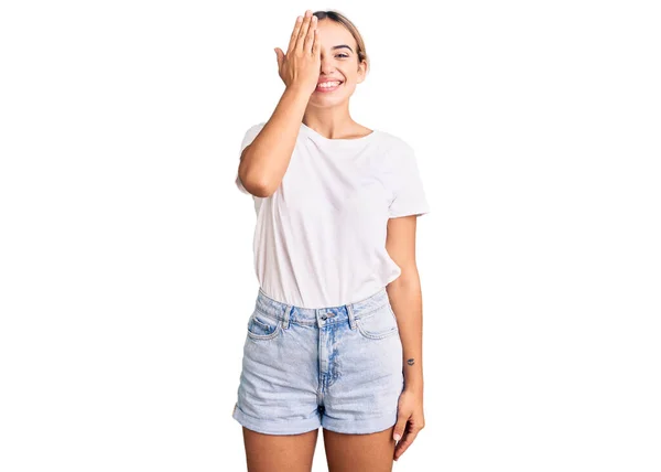 Joven Hermosa Mujer Rubia Con Camiseta Blanca Casual Que Cubre — Foto de Stock