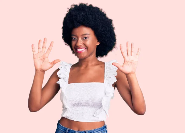 年轻的非洲裔美国女人穿着休闲装 手指指向十号 面带微笑 自信而快乐 — 图库照片