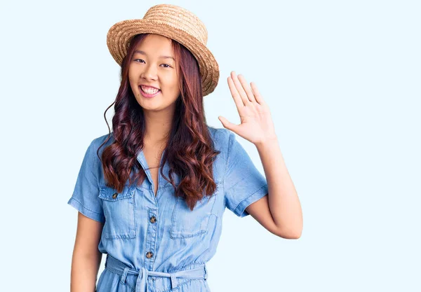 Junge Schöne Chinesische Mädchen Mit Sommermütze Verzichtet Auf Hallo Glücklich — Stockfoto