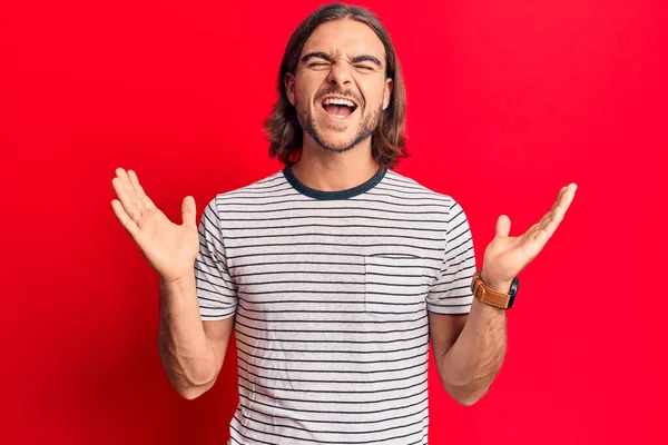 Homem Bonito Jovem Vestindo Roupas Casuais Celebrando Louco Louco Para — Fotografia de Stock