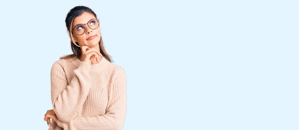 Mujer Hermosa Joven Que Usa Suéter Invierno Casual Gafas Cara —  Fotos de Stock