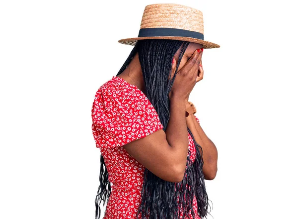 泣きながら手で顔を覆う悲しい表情で夏の帽子をかぶった若いアフリカ系アメリカ人女性 うつ病の概念 — ストック写真