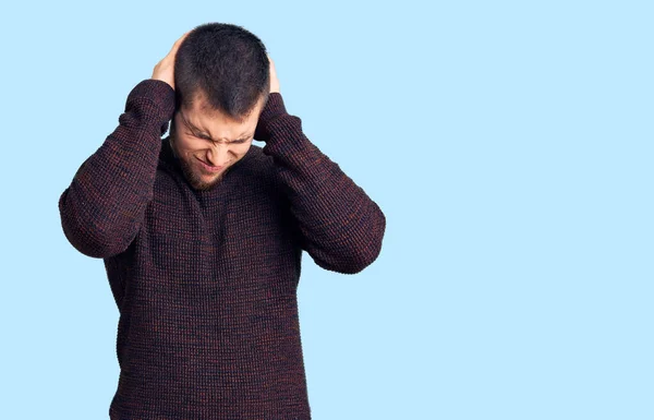가볍게 스웨터 잘생긴 남자는 통증과 편두통때문에 두통으로 고생하고 있었다 머리에 — 스톡 사진