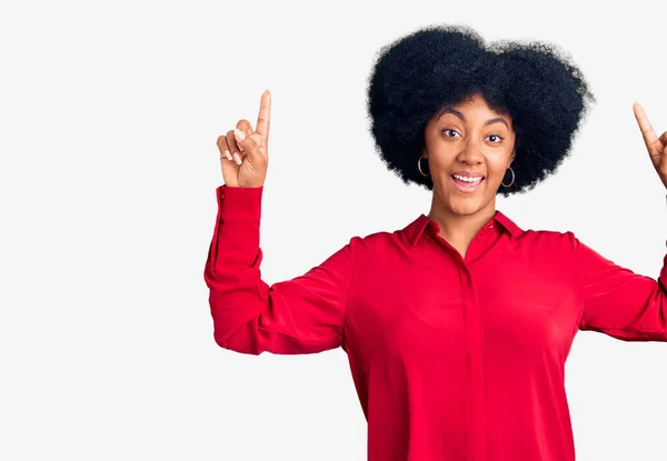 Jovem Afro Americana Vestindo Roupas Casuais Sorrindo Surpreso Surpreso Apontando — Fotografia de Stock