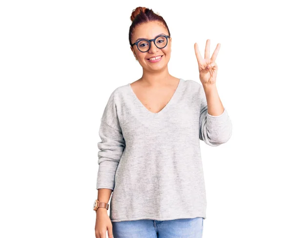 Junge Lateinamerikanische Frau Lässiger Kleidung Zeigt Mit Finger Nummer Drei — Stockfoto